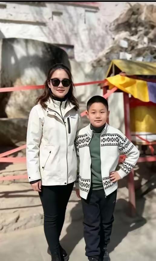 网友的挖掘能力实在让人惊叹，曹三和孩子的合照被扒了出来，此前对外一直介绍是弟弟。