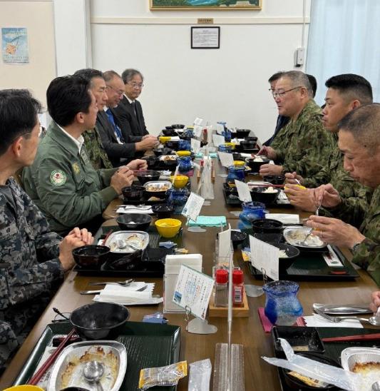 44岁的小泉进次郎晒午餐，几片蔬菜和水果，半碗饭和一坨糊糊。
俗话说半大小子吃穷