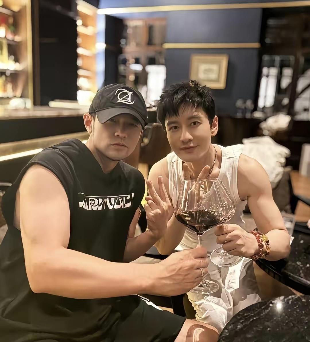 47岁周杰伦和50岁黄晓明在泰国一间酒吧喝酒聚会，两人的状态都超好，体型差对比太