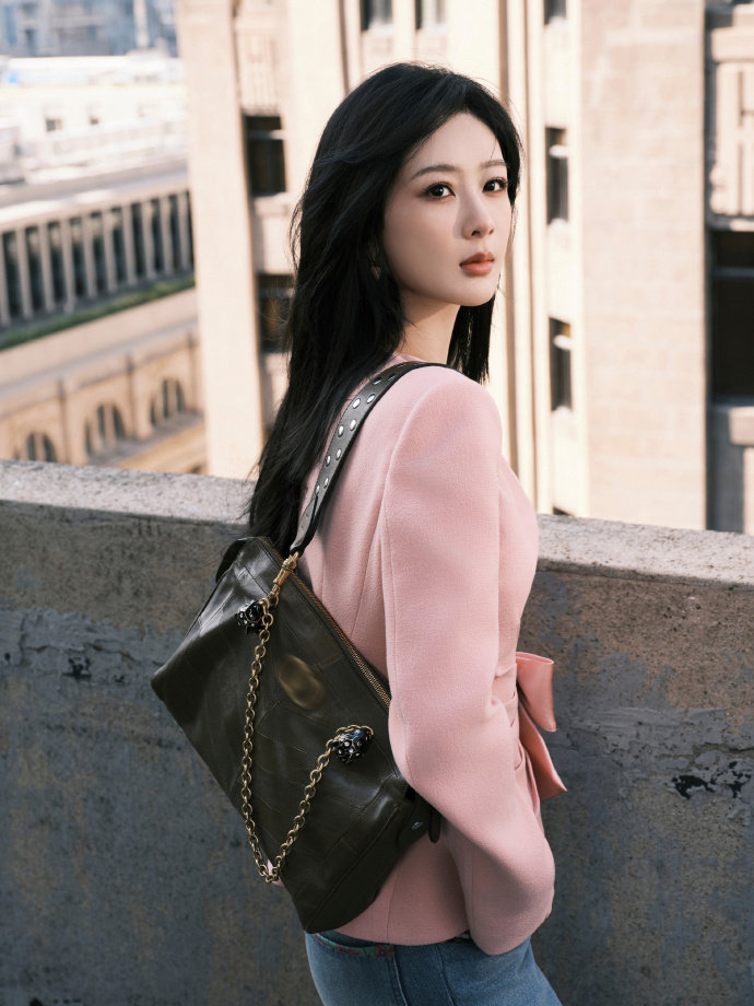 杨紫罗马到达饭拍杨紫问粉丝信是不是给她的  杨紫罗马到达饭拍有，和粉丝聊天，还收