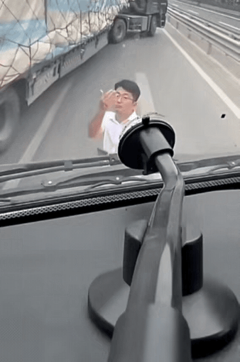 我想上去给他一拳，你们同意吗？