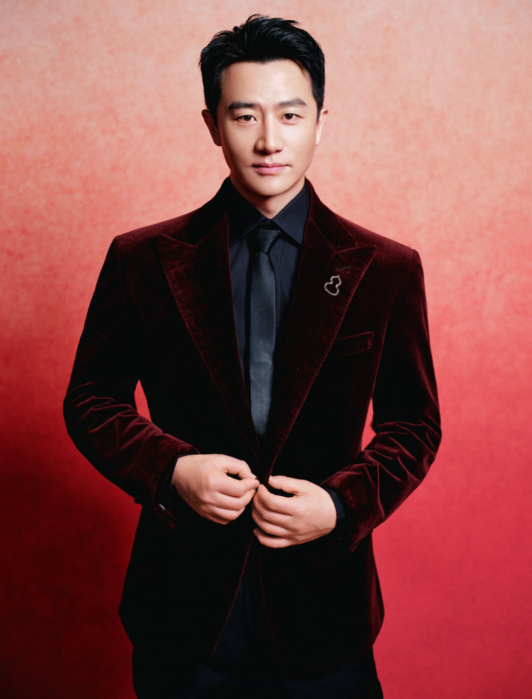 春晚给了黄轩手部特写黄轩的手还是这么抢镜，春晚给了黄轩手的特写！！有点可爱啊小肉