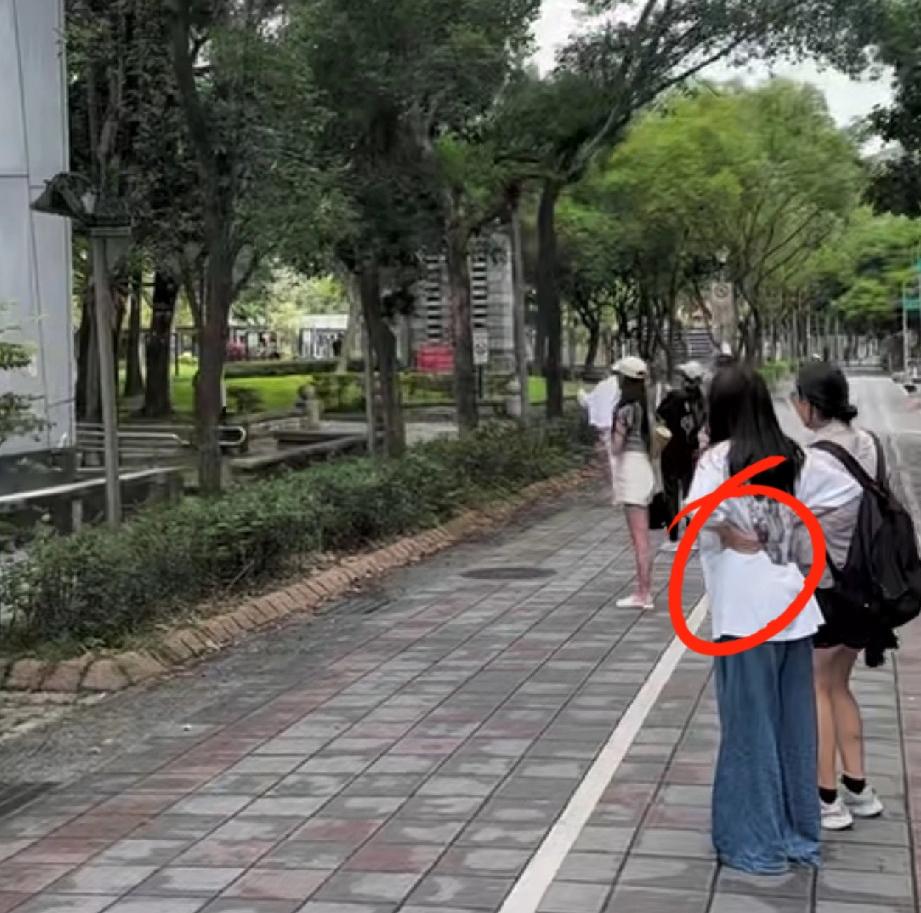 玥儿关心亲戚，小S她们家，表亲也是，她们常联系，感情好的底子，一直都有着，这是自
