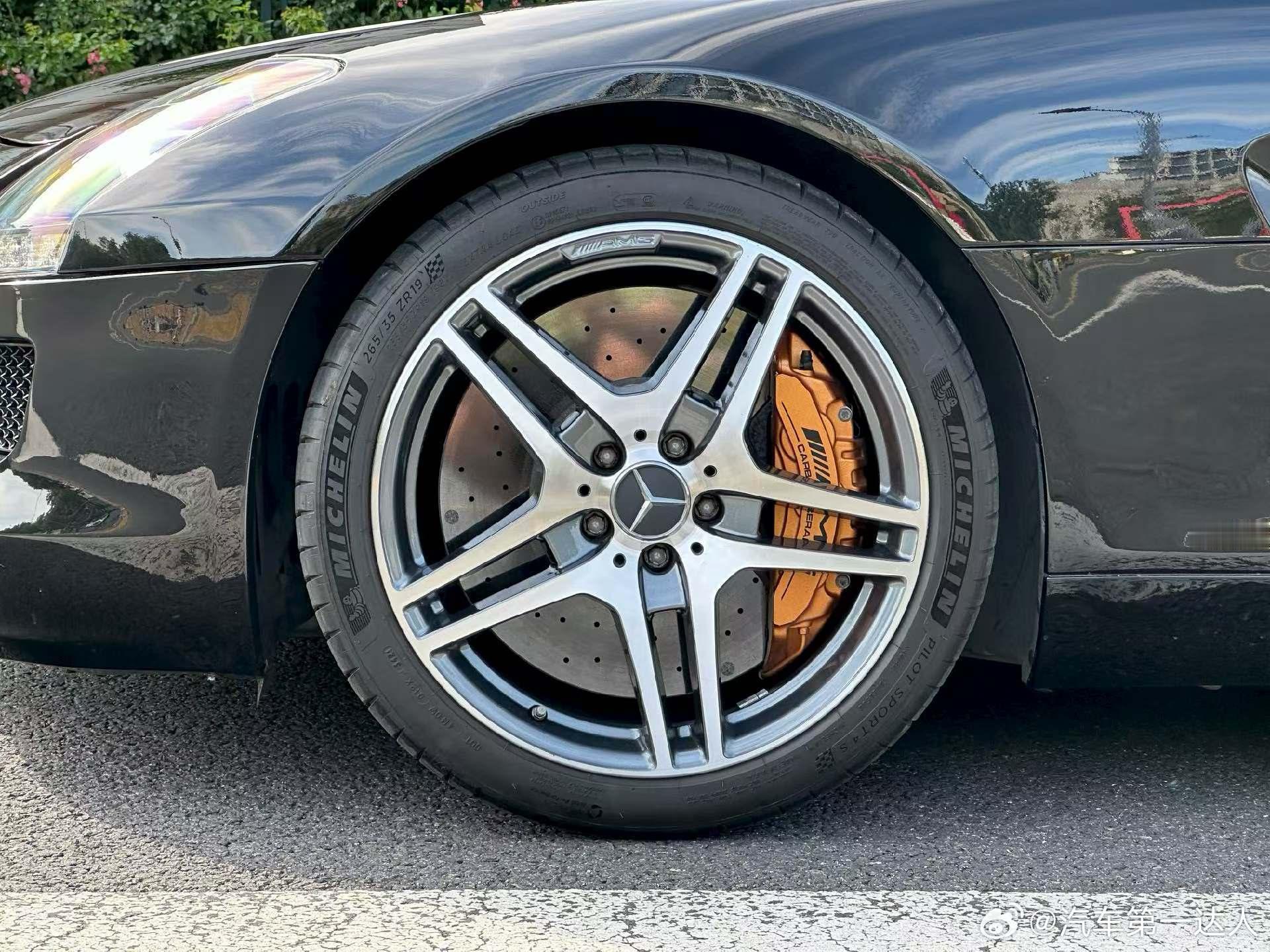 奔驰AMG SLS，11年2.8万公里，黑外/黑红双拼内饰，碳纤维饰板 BO 陶