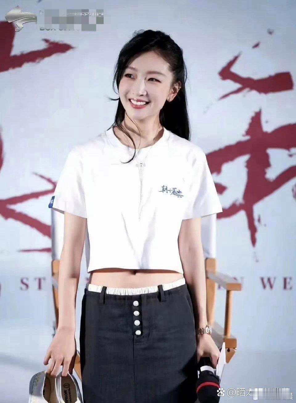 周冬雨真是越长大越有韵味！明显感觉她彻底长开了，褪去青涩后五官更显精致，气质也愈