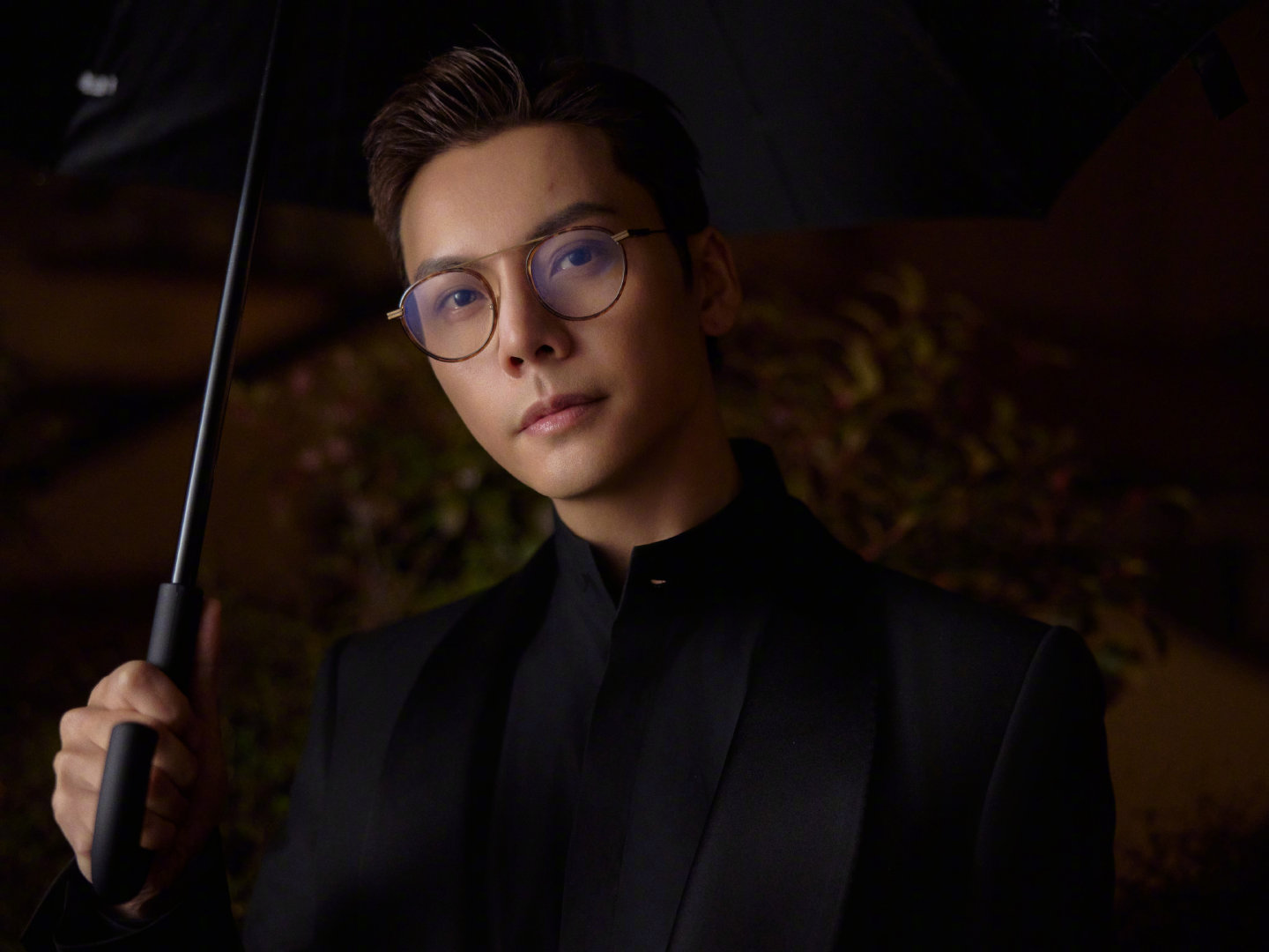 陈伟霆老钱风半永久三件套 背头、眼镜、西装，老钱风依旧是的舒适区！hello时装