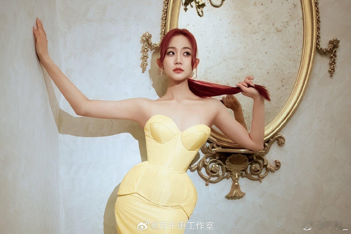 万千惠脚底生花抹胸裙红毯女王万千惠再放大招！一袭立体花朵抹胸长裙惊艳尖叫之夜，裙