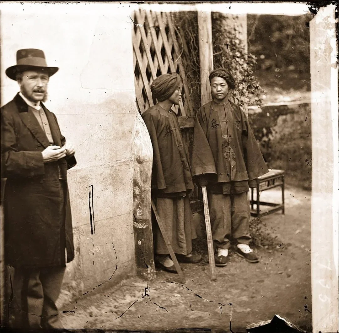 1871 年，福建厦门，两名满族士兵与摄影师约翰·汤姆森 (John ...