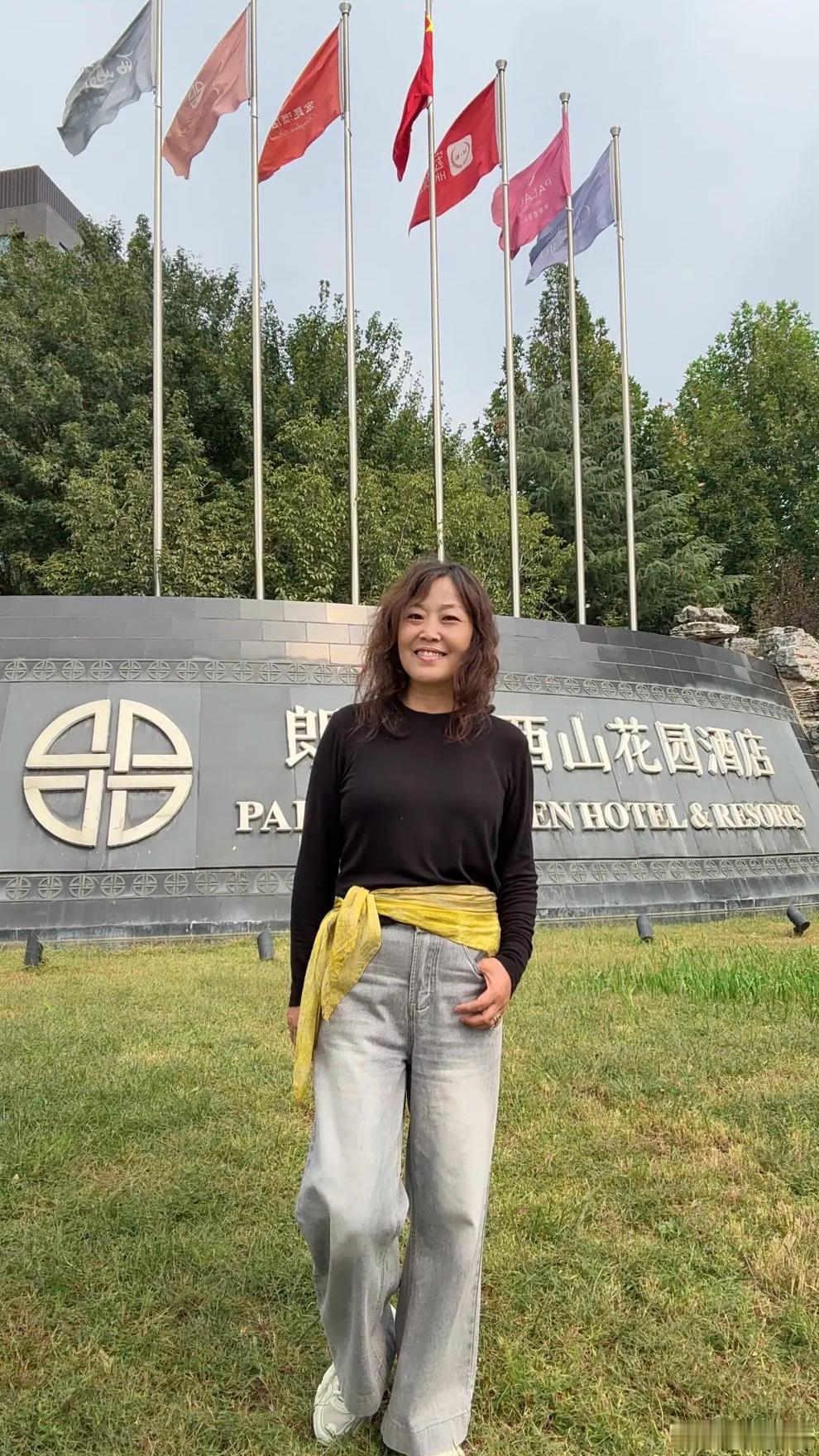 在家扎染的丝巾一直没机会戴，北京还是有点热。今天要离开北京回家了，拍照留念[可爱