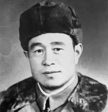 他是49年新疆起义军官，从团到师一直兢兢业业，88年师级岗位离休。
1949年9