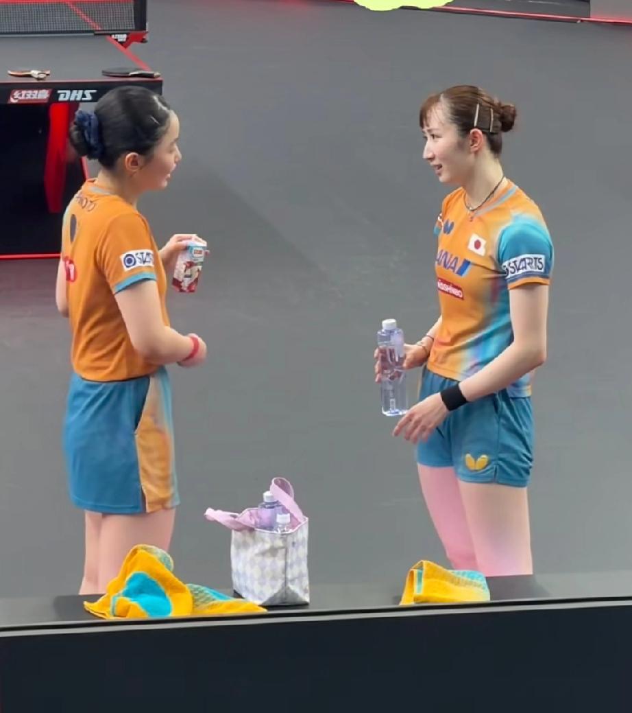 早田希娜与张本美和的女双这次新加坡要拿冠军了！

赛后采访中被二人破防了！！
