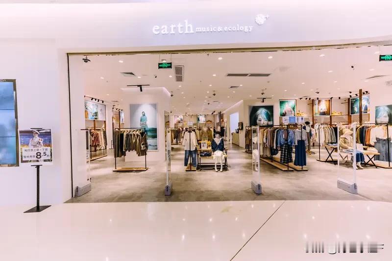 去了趟以家电为主的实体店，发现人少的可怜，偌大的展厅只有售货员在刷手机。

我估