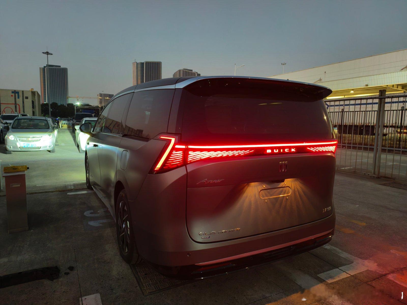 别克世家的纯电版公开道路路试谍照今天流出了。这个就是回应了此前上汽通用公布的至境