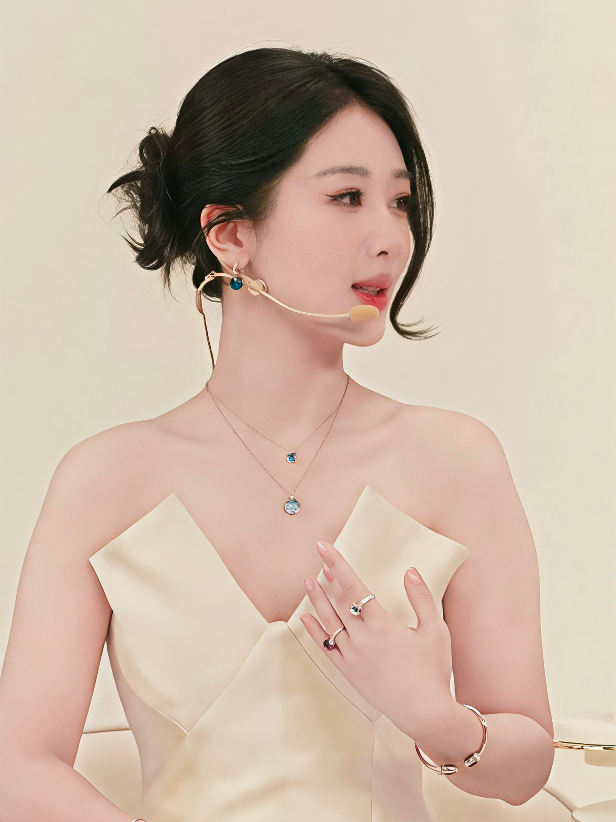 杨紫直播 好美啊 这锁骨可以滑滑梯了~ 