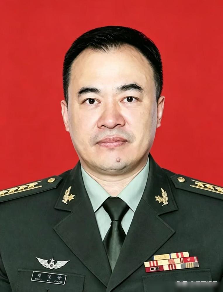 邓安仲，男，汉族，1974年10月出生，重庆璧山人，1991年9月入伍，1994