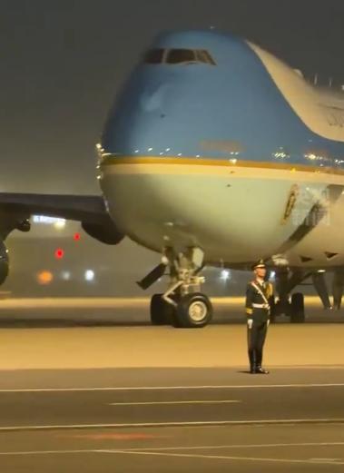 鸣而过的“空军一号”与岿然不动的中国军人，这段视频爆火外网。钧正平：岿然不动的哨