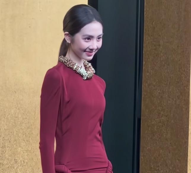黄多多走红毯，香奈儿全套，王一博汤唯都搭过戏，黄磊这路铺得够硬。可评论区还是不买