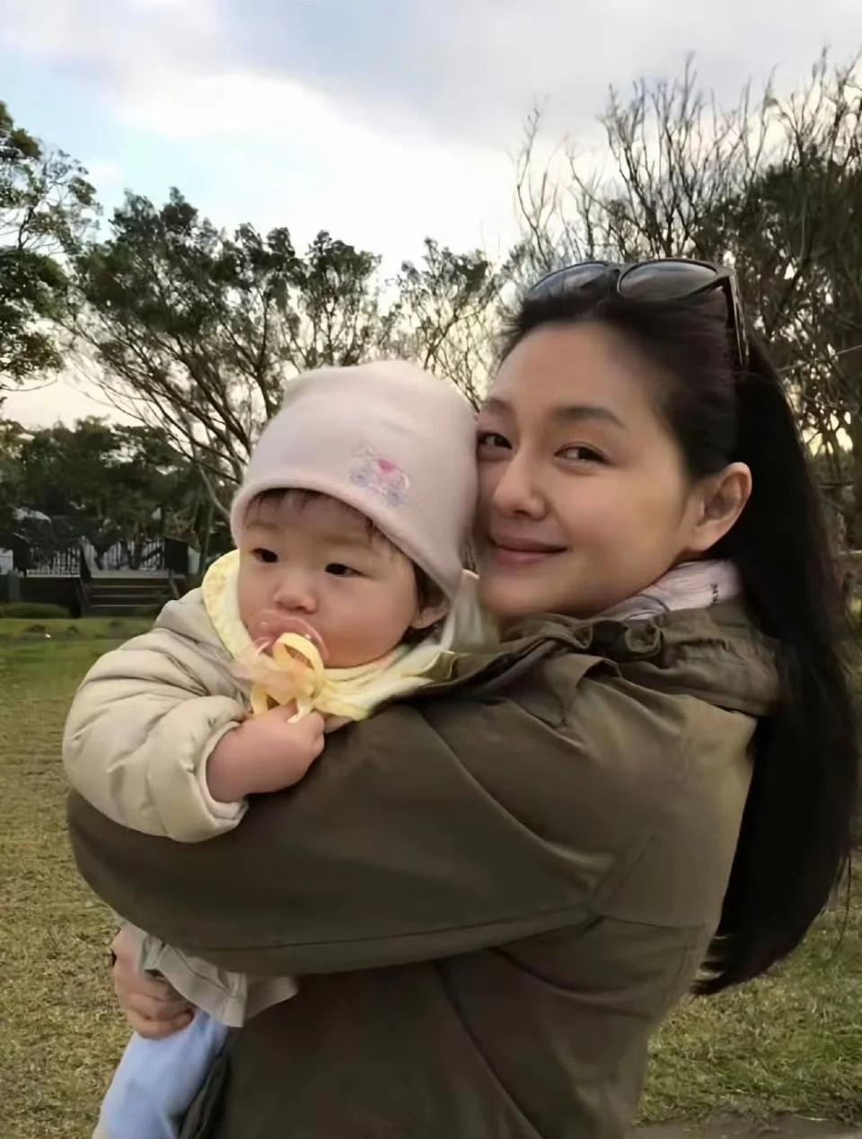 大s 是大龄产子的母亲，能够想象她是多么爱孩子！虽然后来离婚找了个过气老头，但不