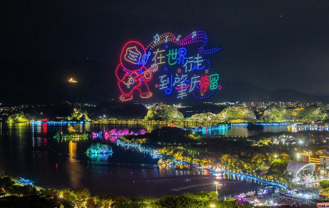 昨晚，广东肇庆星湖上空星光璀璨，2025第三届环星湖啤酒嘉年华闭幕，由1200架
