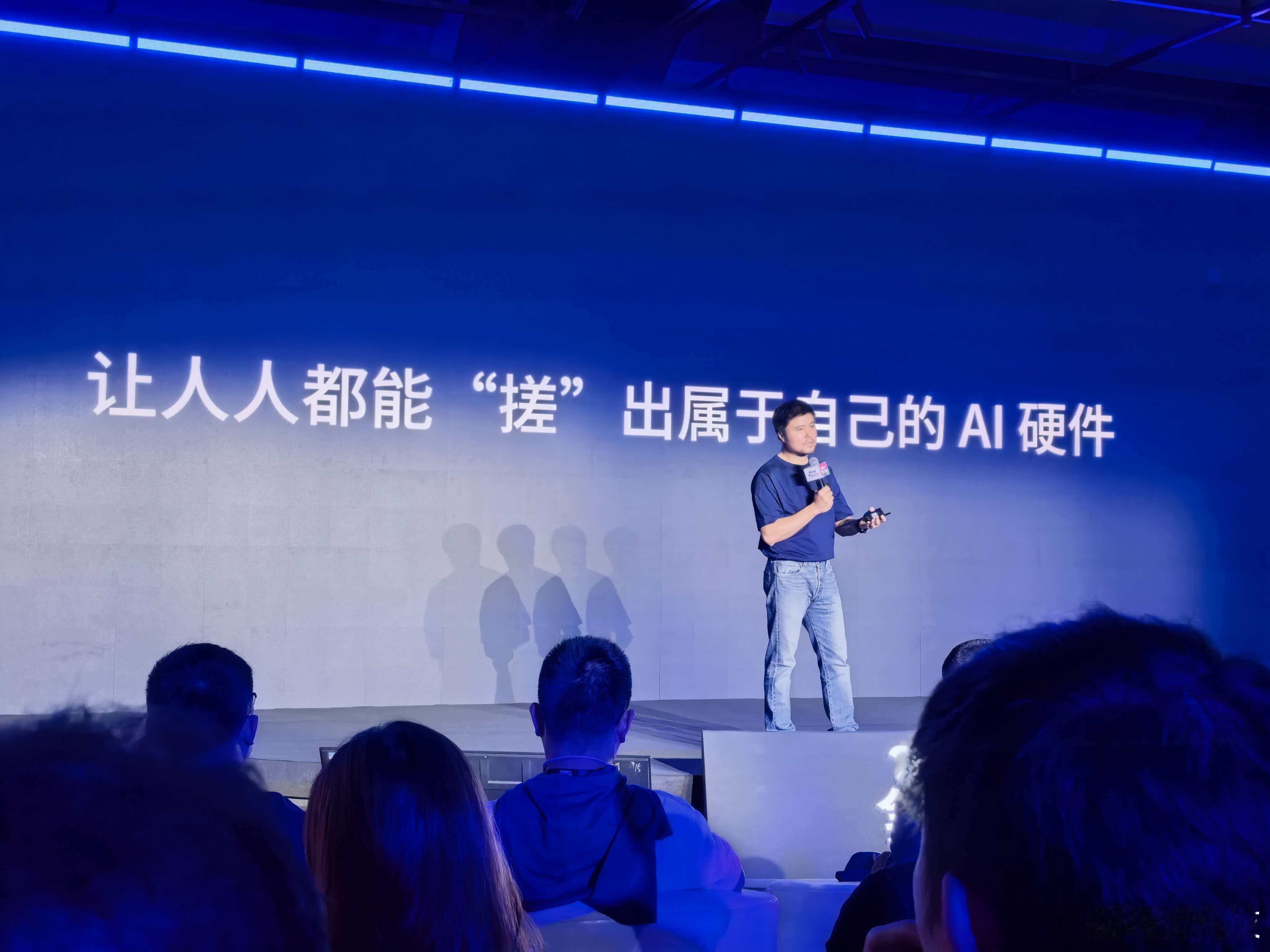 AI会改变大家的工作方式，这个观点大家都认同吧？但如果我说AI还会改变智能硬件的