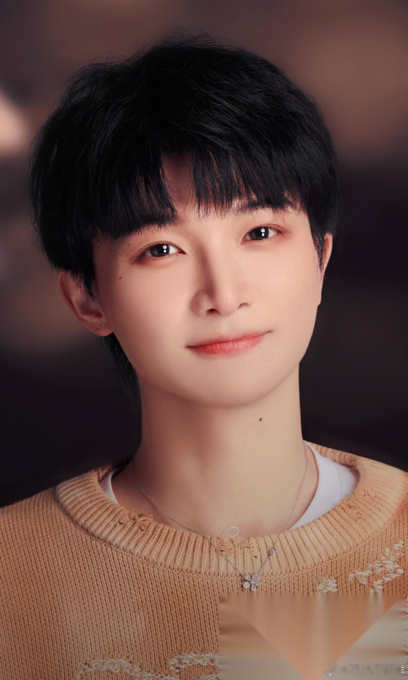 同样男生唱女声，为什么李玉刚被夸成国风一绝，周深却总被推上风口浪尖？这事儿还真不