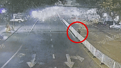 为方便横穿马路，广州一男子深夜拆掉隔离护栏