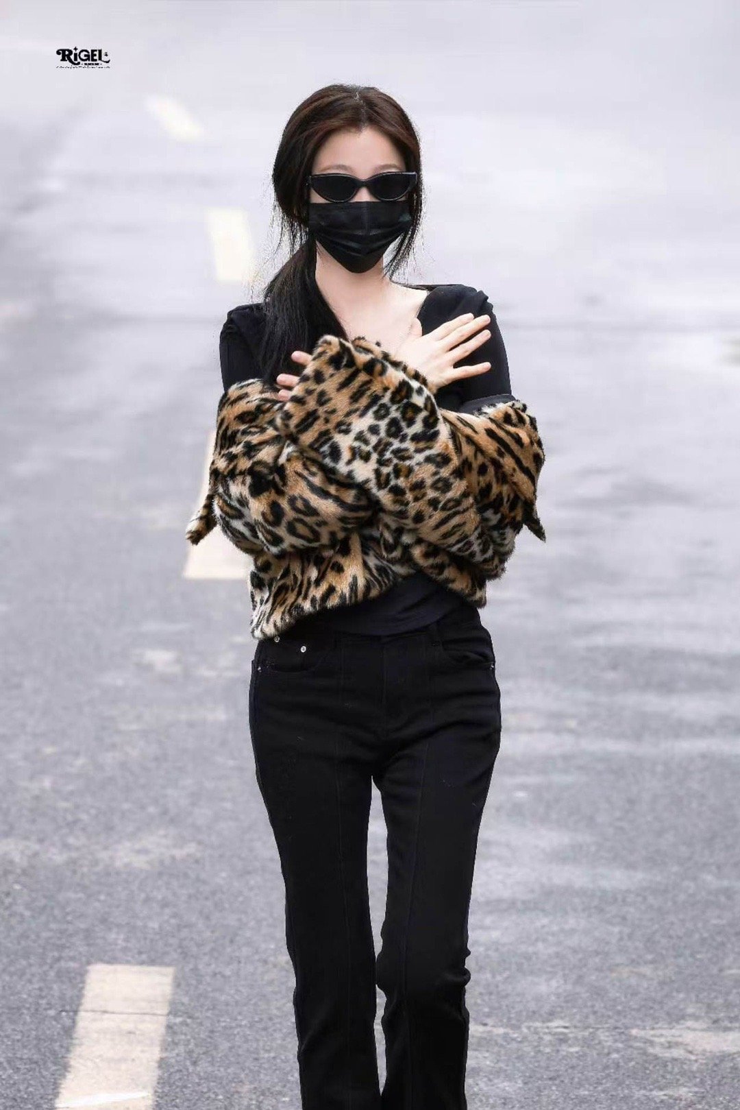 虞书欣云初令上班路透，今天是豹纹酷girl，又潮又美 