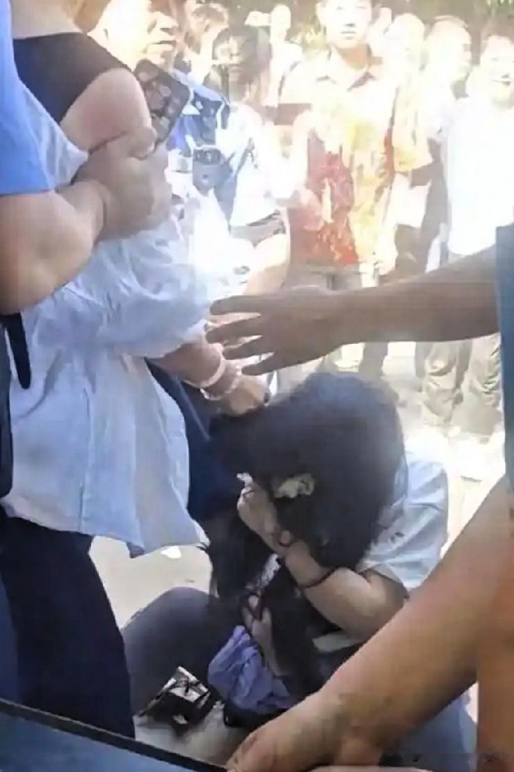 以打假闻名的网红李雨禅，在白良村挨打事件引发了广泛关注。
回顾过往，她一直热衷于