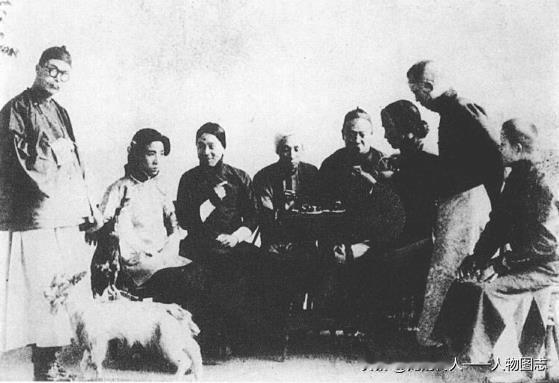 周恩来(左二)参加演出的新剧《仇大娘》剧照。