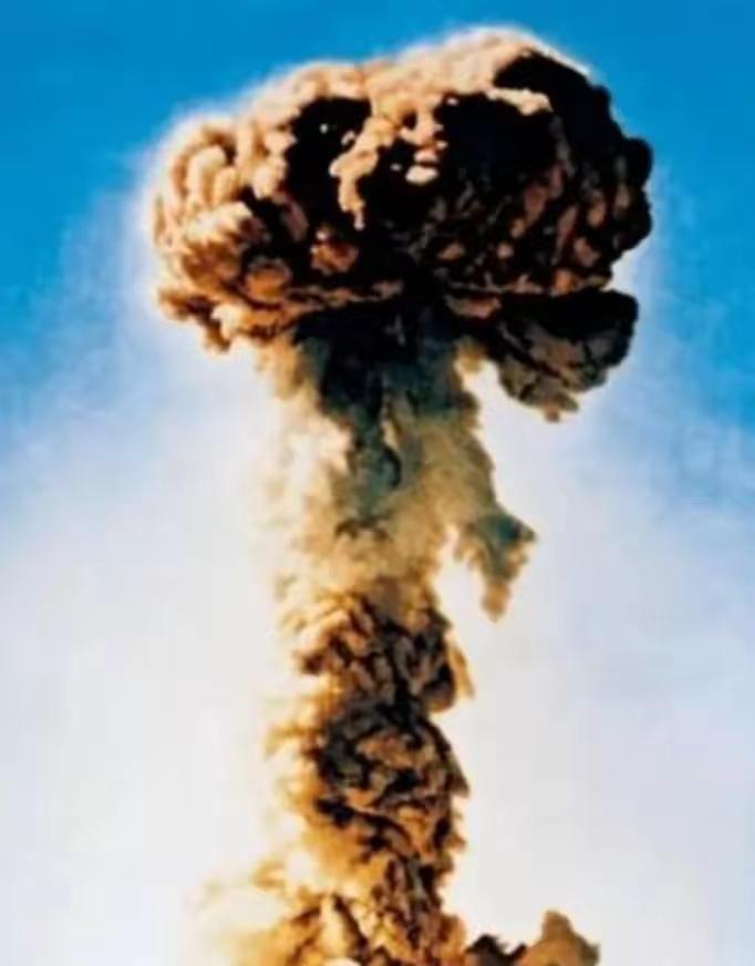 1966年，新华社得到允许，可以公开我国第一颗原子弹爆炸图片，正准备刊登之时突然