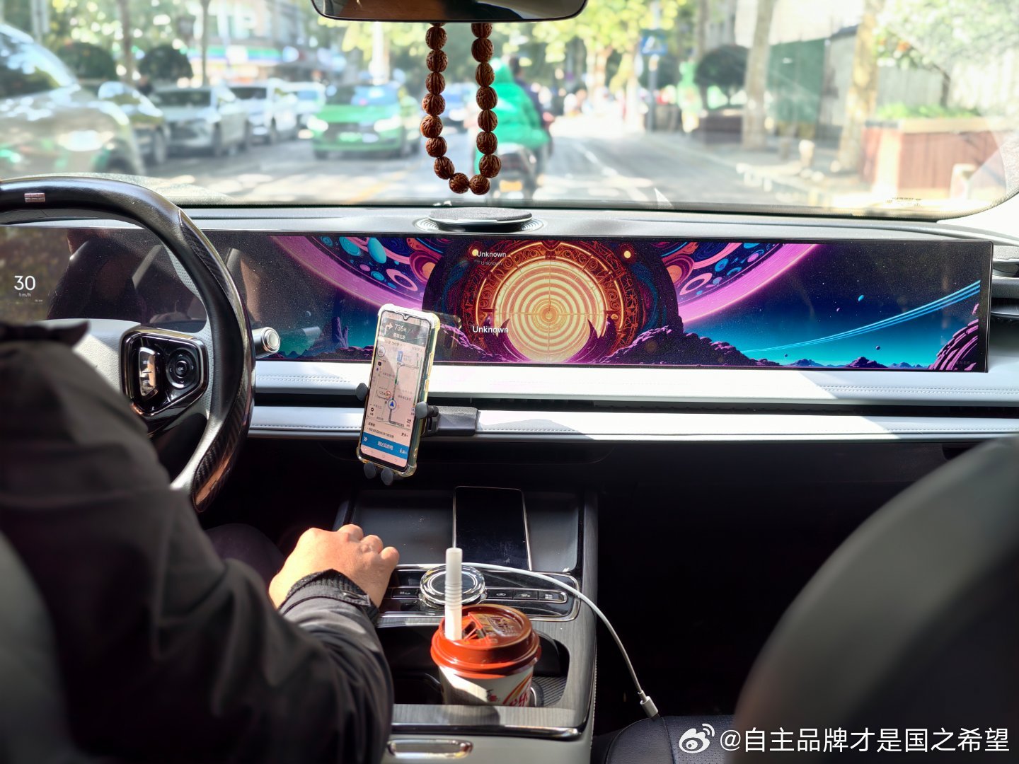 打车打到银河E8司机师傅竟然是油车坚定拥趸路上我们深入广泛的沟通大哥说：你不要讲