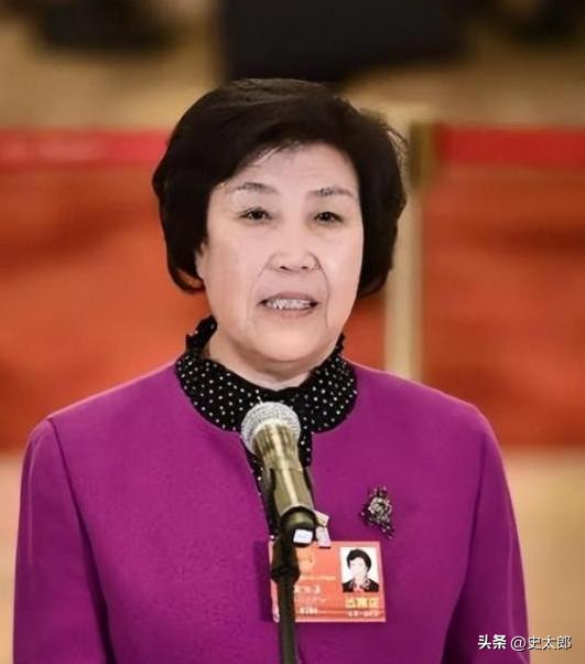 1980年，33岁的 郭凤莲 被叫进大寨党支部办公室。上级来人念了一份调令：免去