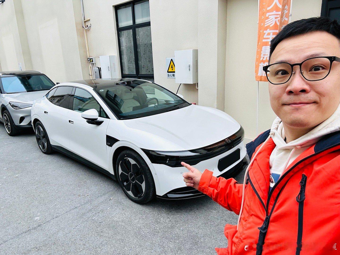 极氪007的底盘真的数次惊艳到我。有多舒服？陪驾员只要带潜客压三条减速带就差不多