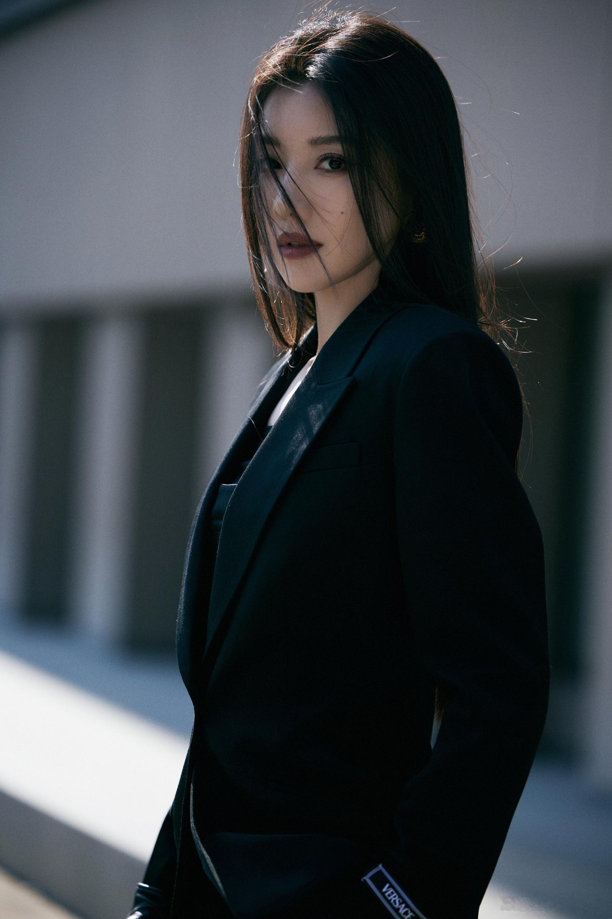 内娱老公姐再添王炸选手！王鹤润内娱新晋老公姐 微博视界大会红毯全黑造型酷到骨子里