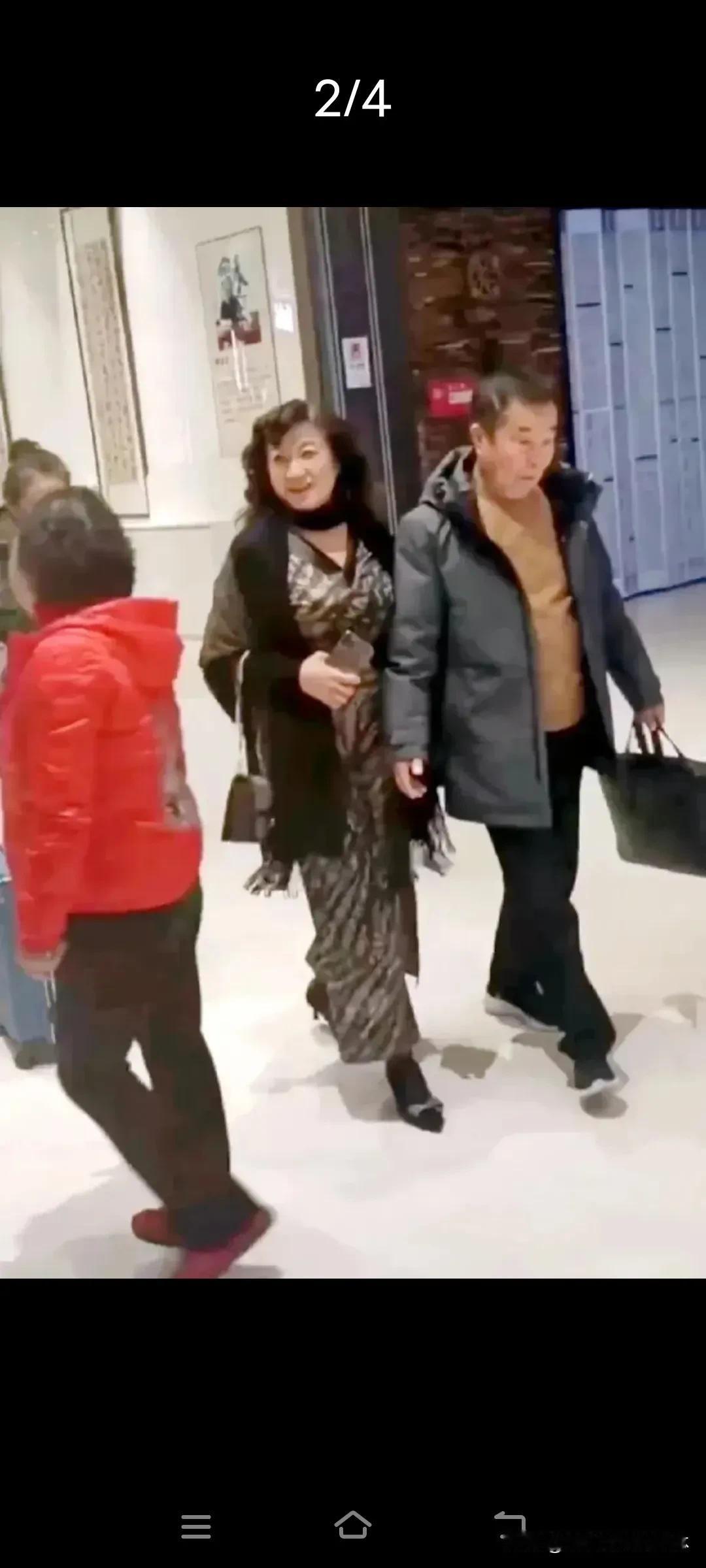 夫妻携手步，相扶入商场。