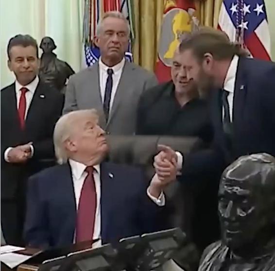 ‼️特朗普总统签署了一项行政命令，以加快对迷幻药物伊博加因的研究——这种药物受到