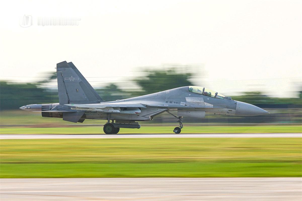 东空某旅歼-16，熟悉图1：挂载鹰隼-Ⅱ、鹰隼-Ⅲ吊舱 图2：翼尖都挂载一枚霹雳