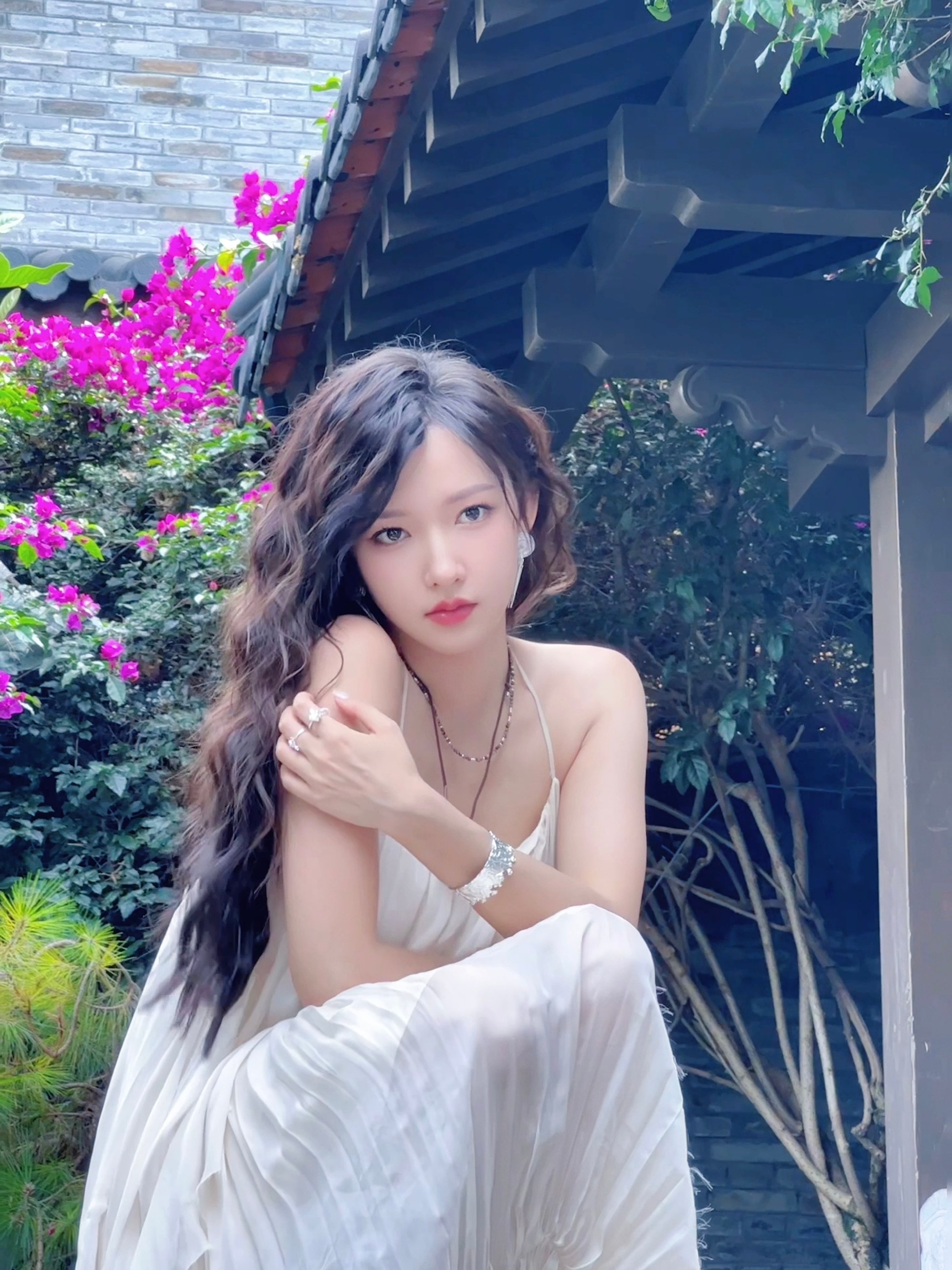 程潇已上线，白色吊带裙穿搭，又仙又美。程潇