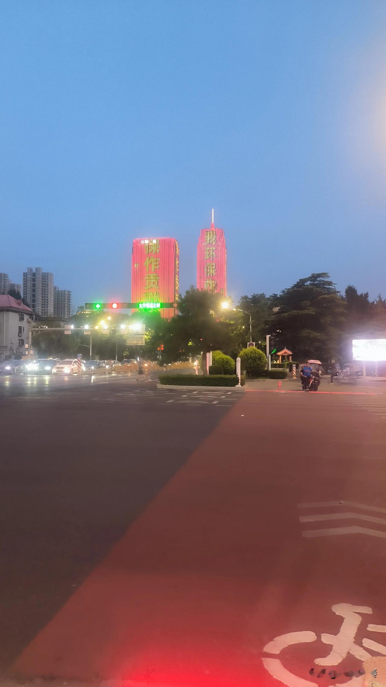 实拍保定万博商场盒马最新进展

网传保定万博的盒马七月份能开业，昨晚逛万博时，我