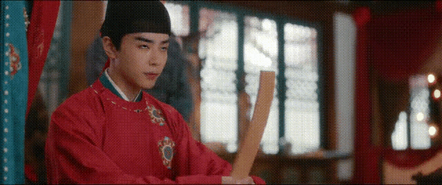 《蜀锦人家》牛五娘和赵修缘成婚，望镜展拜时，为什么赵修缘是下跪拜，而牛五娘是站着