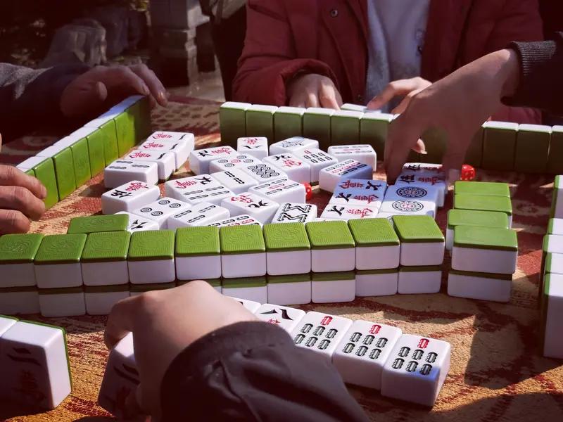 打10元麻将会不会被抓，得分情况。依据《治安管理处罚法》，亲属间娱乐，就算有点小