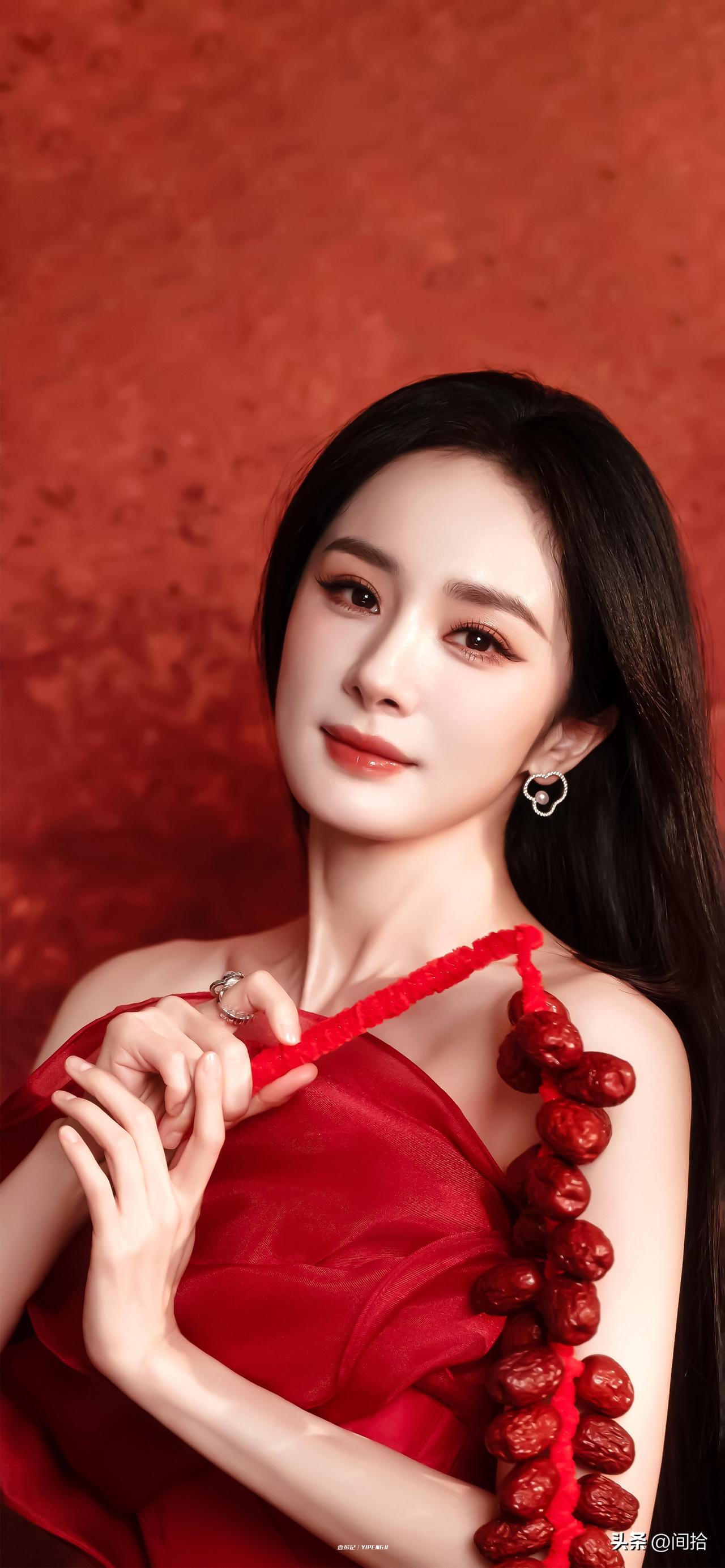 杨幂穿上红衣，那真就是红衣少女本女了，优雅动人的模样把东方韵味展现得淋漓尽致。她