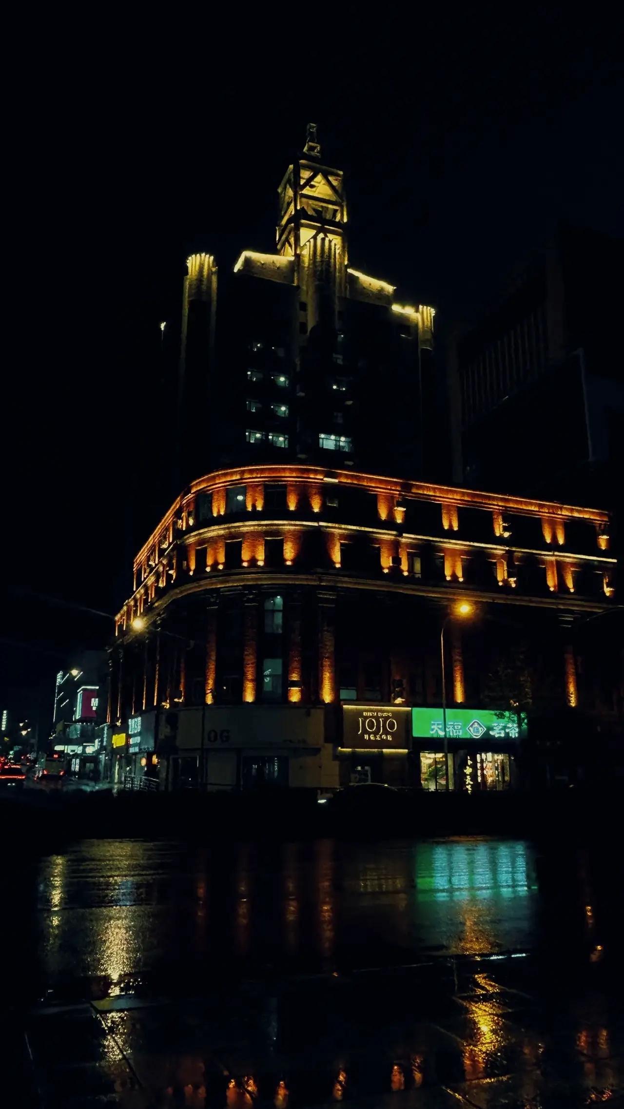 精美壁纸（783）🌈
📝暮色裹挟绵绵细雨漫过街头，湿润路面浸满碎光。复古转角