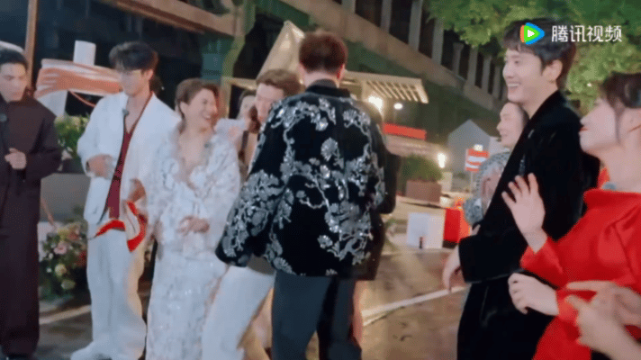 徐若晗徐若晗不知道怎么交朋友爆哭 看到若晗哭得梨花带雨，心都碎了。内向的人社交就