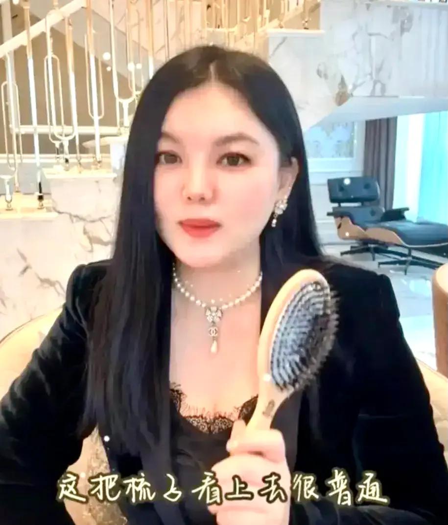 李湘不是说退休了吗又直播带货了？那么高贵的女人还干直播带货？
李湘在英国豪宅里开