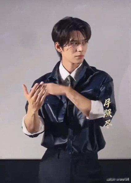 章时安手比脸大 近距离看章时安的手，会发现他的手部线条很优美，关节处没有多余的肉