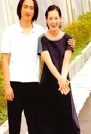 结婚14年，分房14年。

刘若英和小10岁富商老公钟小江，最近在海边庆祝周年，