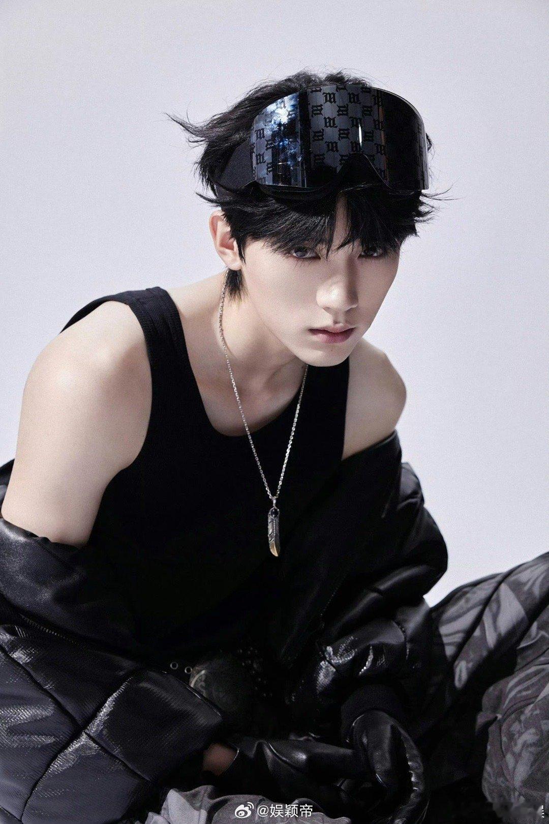 周翊然上一秒baby下一秒daddy 他一笑是夏日冰汽水，一抬眼成秋冬威士忌。简