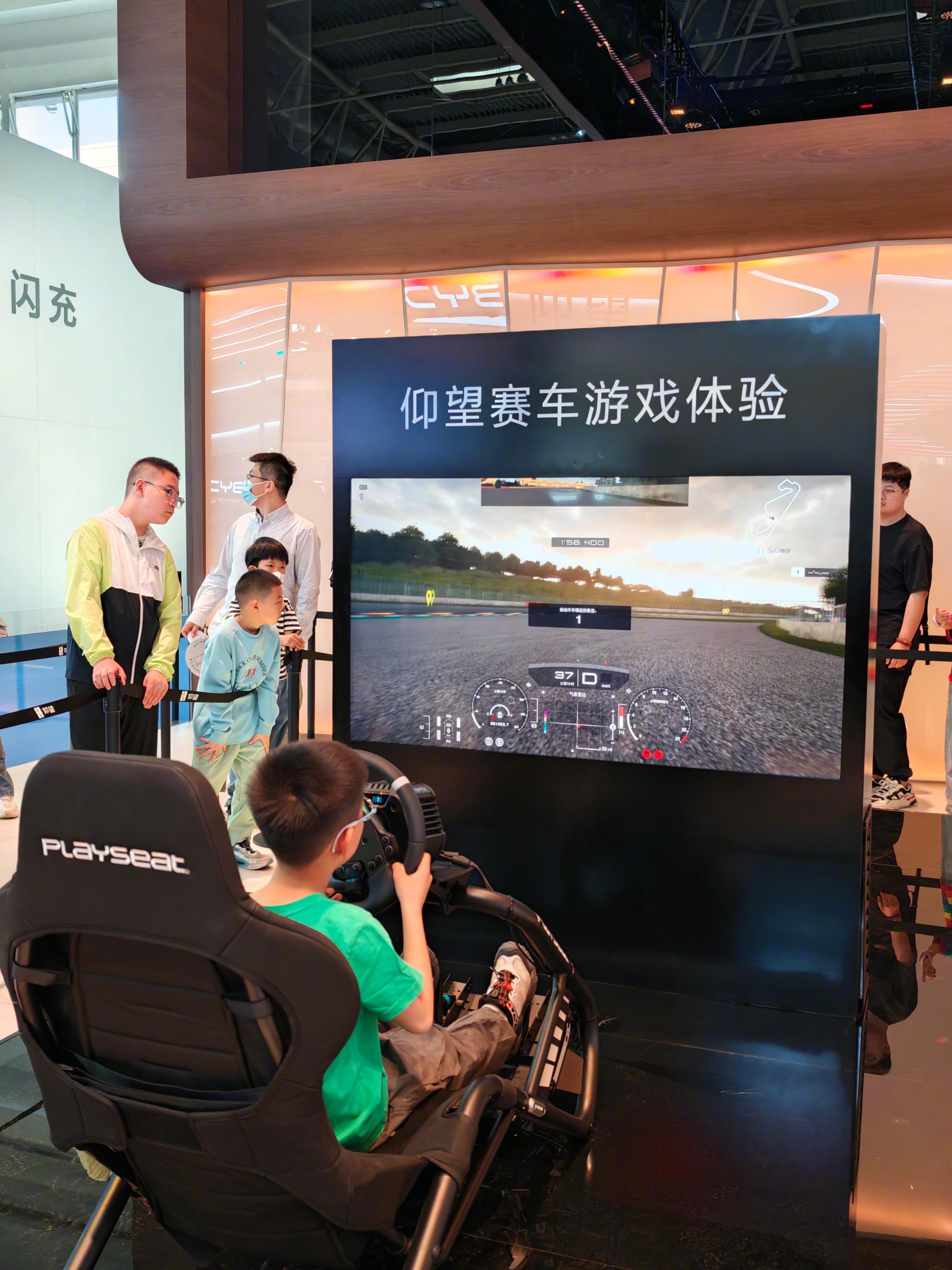 2026北京车展 过去谈到顶级越野车或超跑，我们总习惯仰望西方的百年品牌。可如今