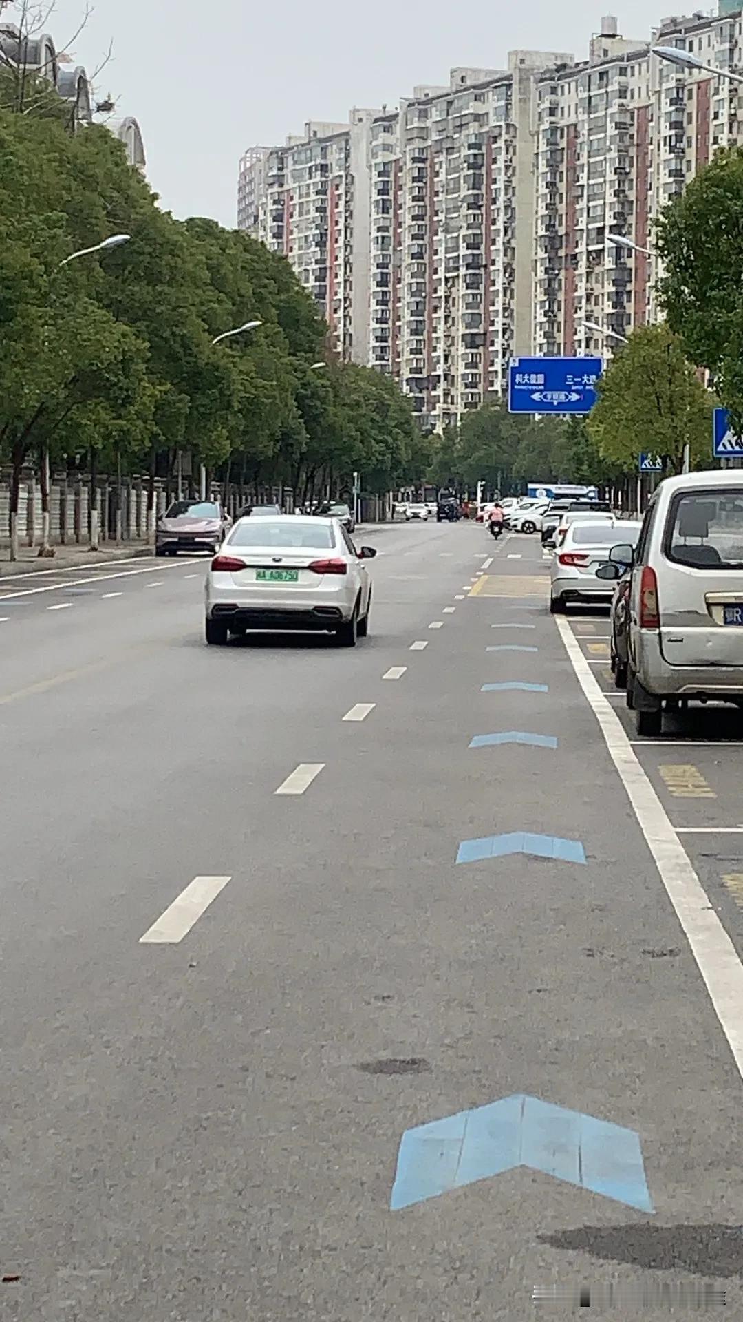 长沙街头早上车流稀少，一眼望去，见不到几个人行，